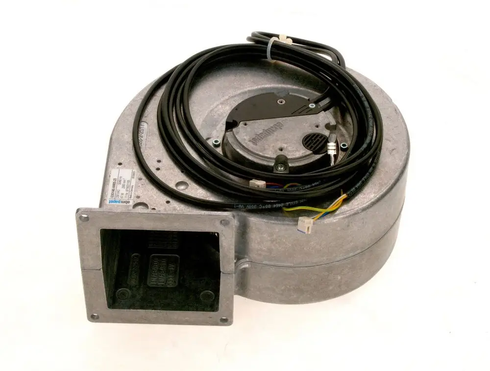 BOSCH Gebläse mit runder, metallischer Gehäuseform. Kabel und Anschlussstecker sind sichtbar. Der Auslass hat eine rechteckige Öffnung für die Luftführung.